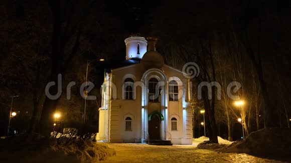 晚上公园里的东正教教堂视频的预览图