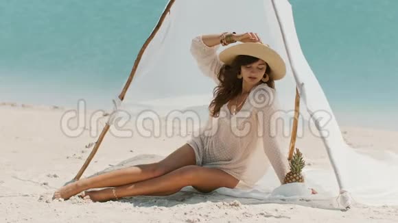 度假期间在海滩上休息的妇女视频的预览图