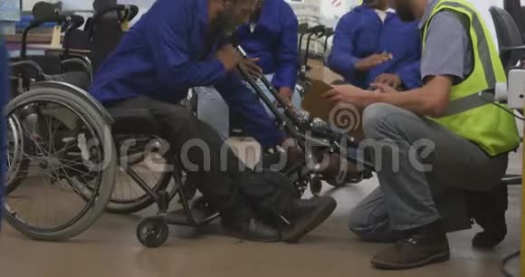 有残疾人工作的工人视频的预览图