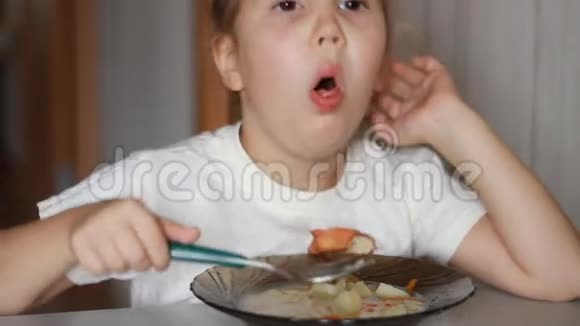 小女孩一边吃一边咳嗽视频的预览图