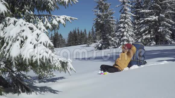 冬天旅行者在森林里休息视频的预览图