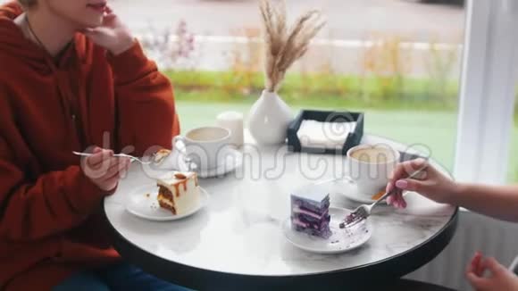 女孩们正在吃一块蛋糕视频的预览图