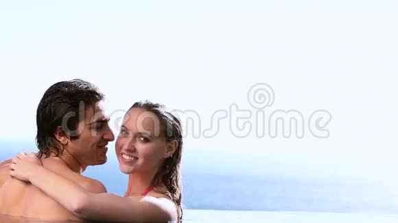 一对情侣在游泳池旁边接吻视频的预览图