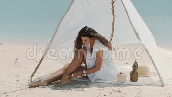 度假时在海滩上休息的女人视频的预览图