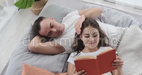 在床上看书视频的预览图
