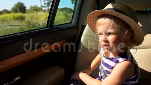 快乐的女孩坐在车里视频的预览图