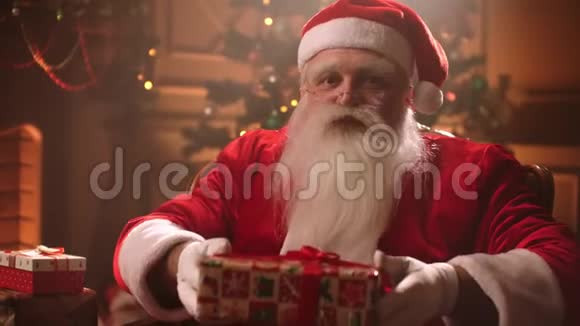 圣诞老人送礼物微笑视频的预览图