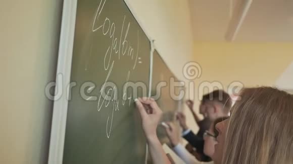 四个学生在教室的黑板上写数学公式俄罗斯学校视频的预览图