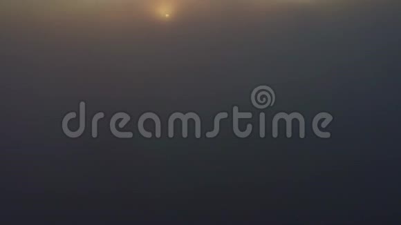 从薄雾中拍摄日出的镜头视频的预览图