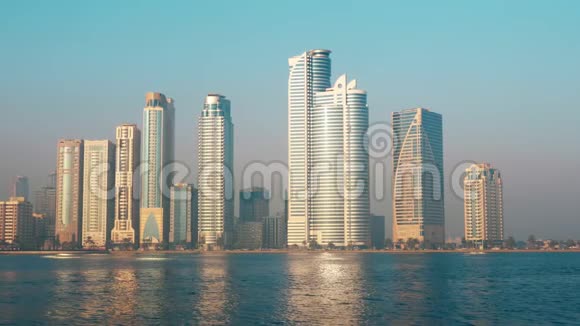 市中心的锁定镜头海滨大城市在水上荡漾蓝天和高楼大厦业务概念视频的预览图