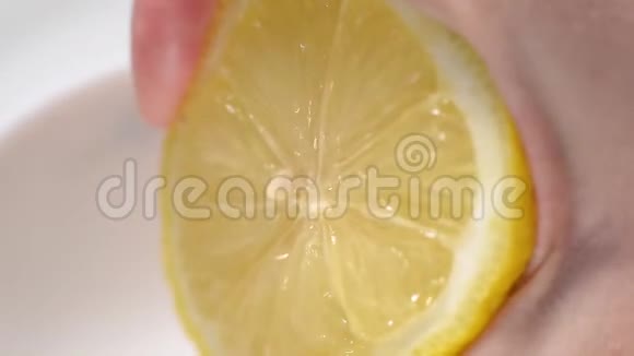 从半个柠檬中榨出柠檬汁视频的预览图