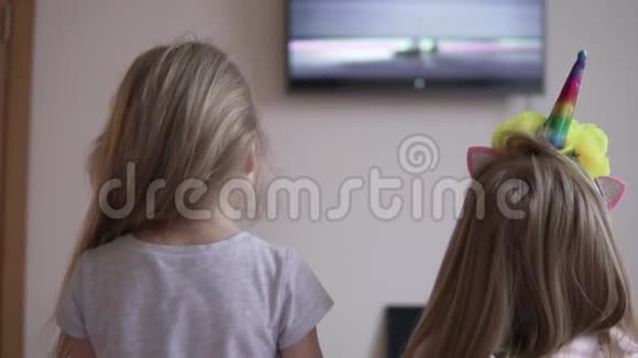 小女孩在电视上看卡通视频的预览图