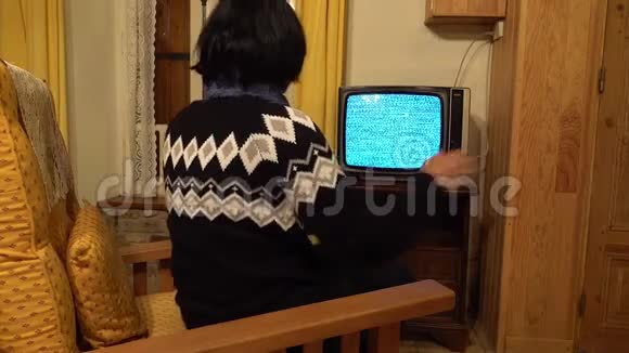 一个在石头村房子里的女人视频的预览图