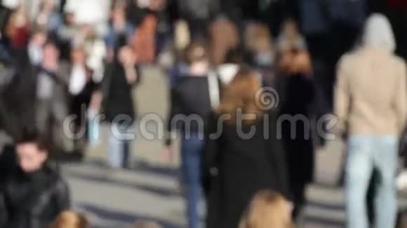 一群匿名的人走在繁忙的街道上视频的预览图