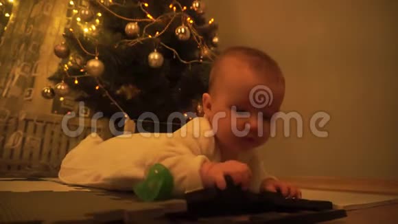 圣诞前夜可爱的女婴视频的预览图