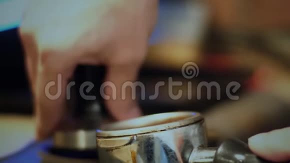 咖啡师准备浓咖啡视频的预览图