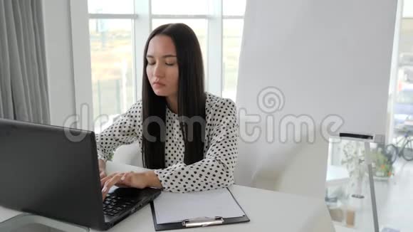 经济危机员工情绪低落办公室职员用电脑在桌子上打印文本漂亮的女经理闭嘴视频的预览图