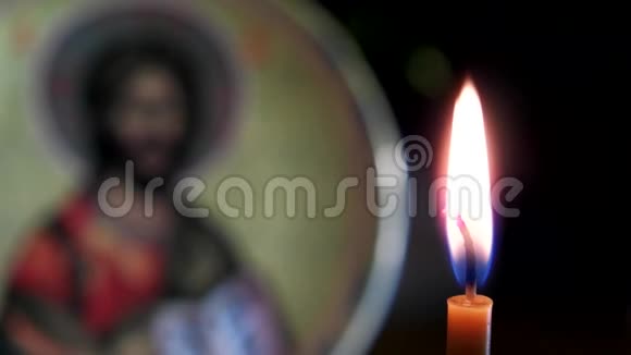 在东正教圣像前点燃蜡烛视频的预览图