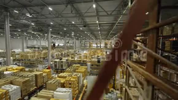 存储产品和货物的工业仓库无人机视图视频的预览图