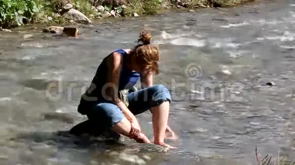 在河边的女人视频的预览图