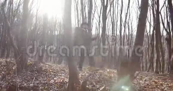 在森林中行走的旅行者视频的预览图