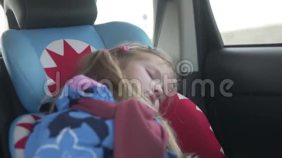 一个小女孩睡在一辆移动的车里视频的预览图
