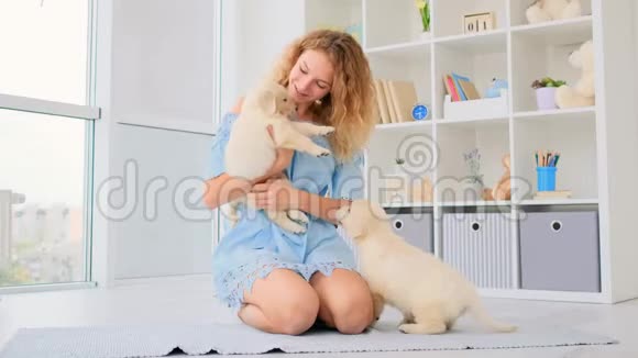 可爱的女孩和小狗玩得很开心视频的预览图