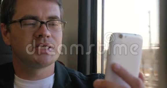 在火车上用手机视频聊天的人视频的预览图
