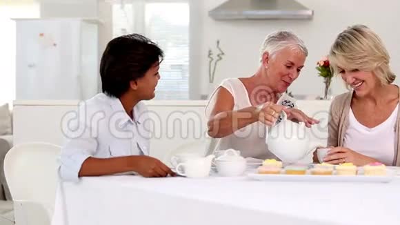成熟的女人为朋友斟茶视频的预览图