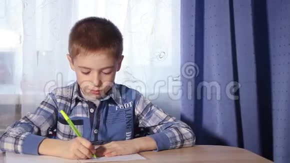 孩子做作业头痛疲劳男孩做视频的预览图