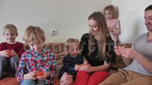一个大家庭吃橘子视频的预览图
