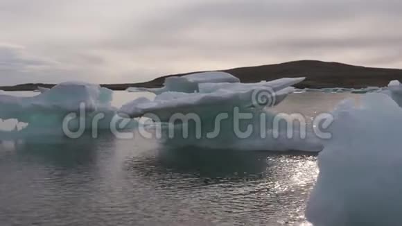 独特形状的冰山视频的预览图