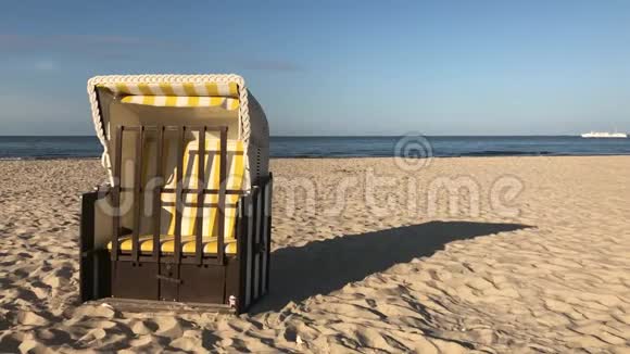阿赫贝克海滩上典型的沙滩椅视频的预览图
