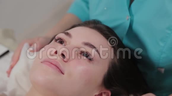 美丽的女人在面部按摩之前视频的预览图