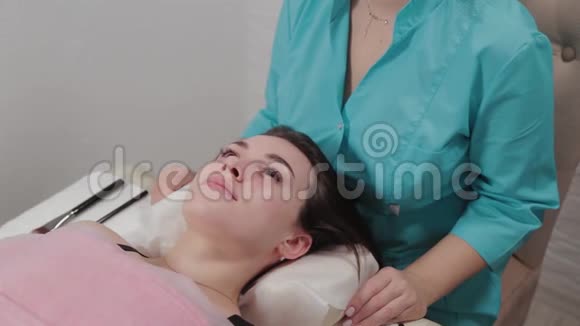 美丽的女人在面部按摩之前视频的预览图