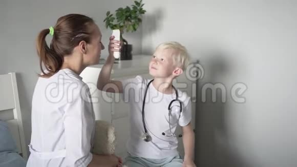 孩子在医院玩视频的预览图