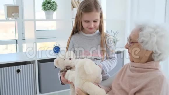 奶奶和孙女玩视频的预览图