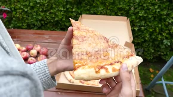 手拿一片披萨视频的预览图