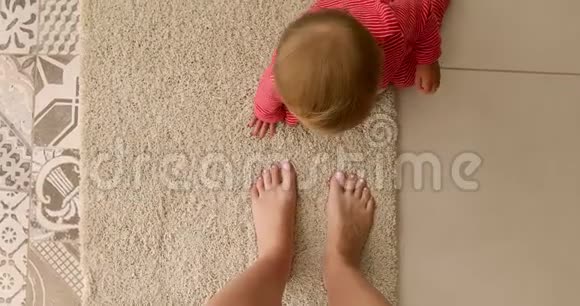 妈妈脚踩地板的宝宝视频的预览图