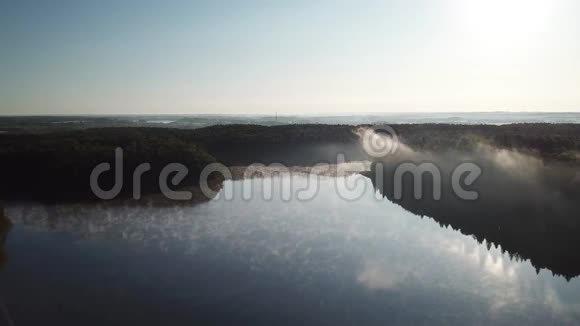 在博罗夫诺湖上空的云层中视频的预览图