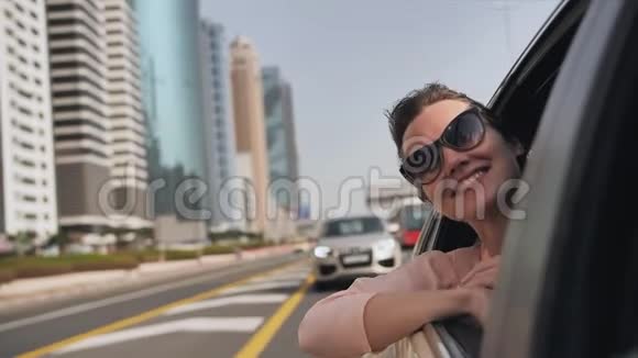 快乐女孩在迪拜开车视频的预览图