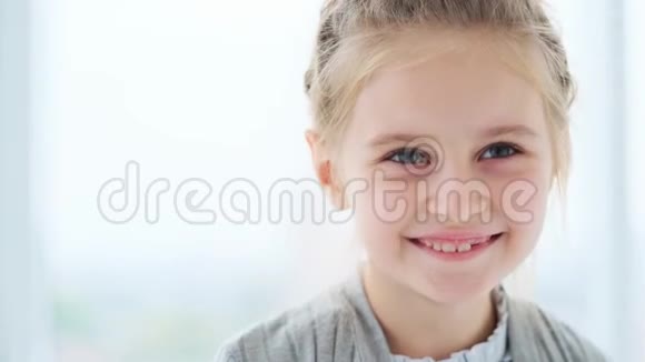 微笑的小女孩的画像视频的预览图
