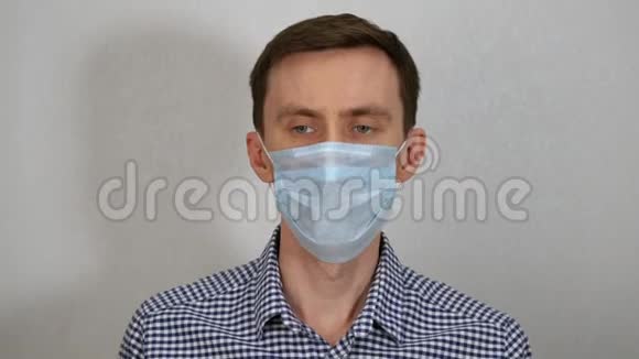 年轻人戴着医用口罩咳嗽视频的预览图