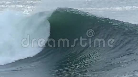加利福尼亚海岸的巨大海浪视频的预览图
