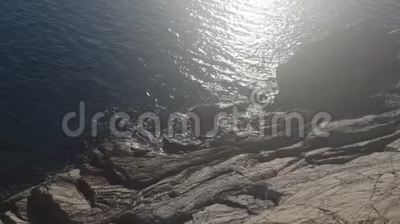 岩石上的海视频的预览图