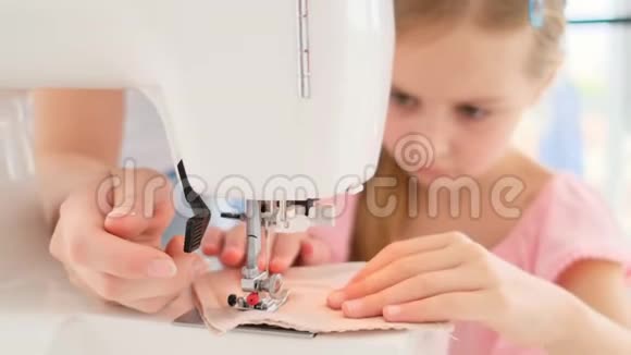 小女孩仔细缝纫视频的预览图
