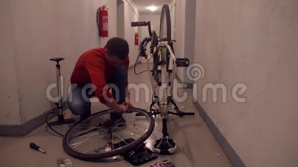 车库内自行车轮维修视频的预览图