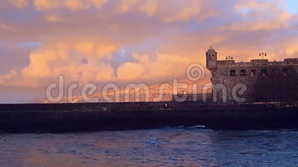日落时海边的城堡视频的预览图