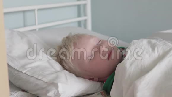 那个男孩是金发碧眼的躺在医院的床上视频的预览图