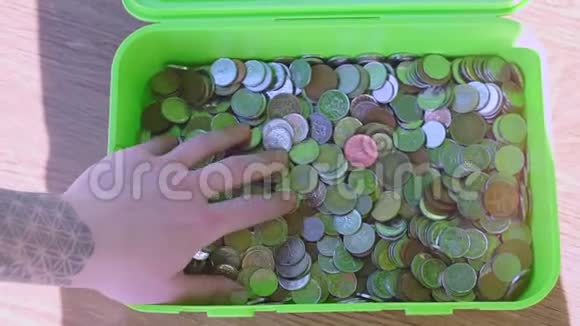 绿色盒子里的硬币视频的预览图